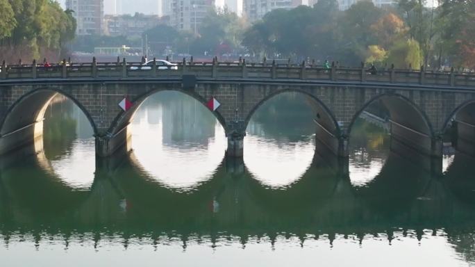 成都秋天的早晨行人和车辆行驶在新九眼桥