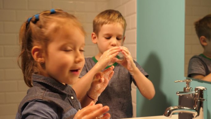 逗小朋友弟弟和妹妹在浴室里用手做肥皂泡