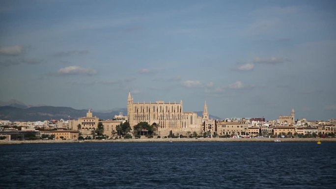 巨大的古老宫殿，拥有令人惊叹的西班牙建筑，从海上俯瞰