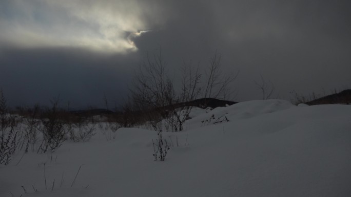 阴云密布乌云雪地荒野灰色云层恶劣天气