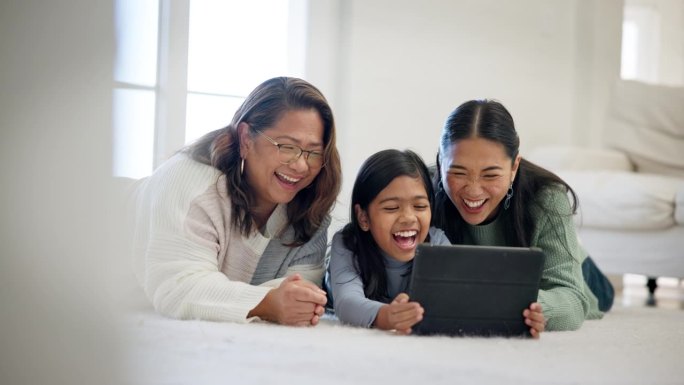 大笑，平板电脑和快乐的孩子，妈妈和奶奶看喜剧电影，社交网络表情包和卡通电影。有趣，和家人的孩子，母亲
