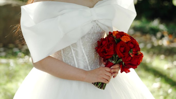 新娘手里的红色鲜花手捧花