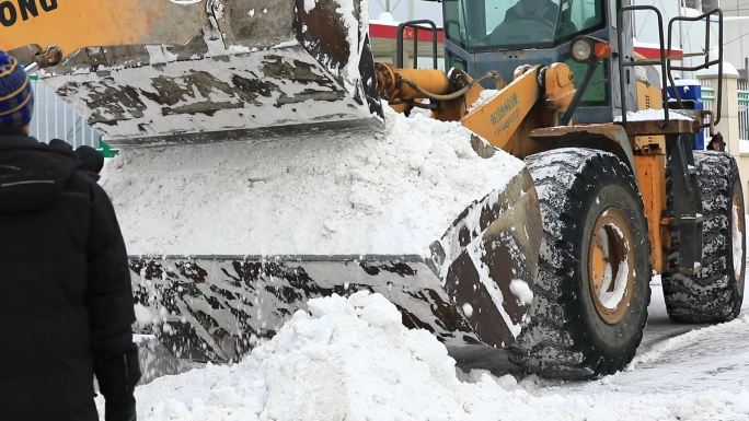 暴雪后环卫工人忙碌的清雪工作