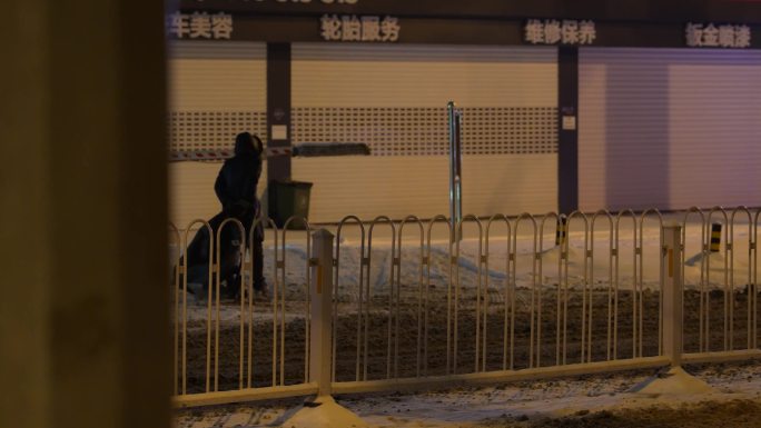 雪后街头大雪冬天城市夜晚下雪雪景回家的路