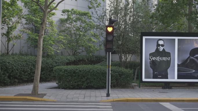 北京爱心红路灯马路行人等待人行道街边马路