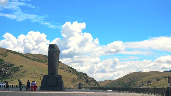 延时新疆可可托海标志石蓝天白云