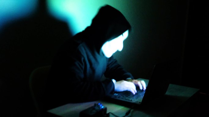 黑客在攻击敲打键盘视频素材4