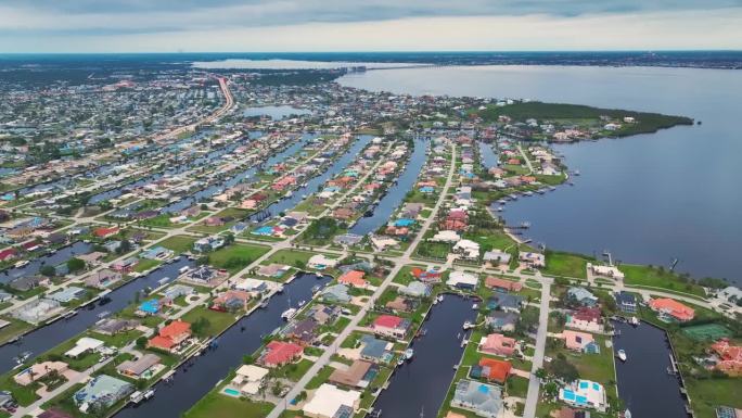 鸟瞰佛罗里达州西南部小岛小镇上昂贵的住宅。美国梦之家是美国郊区房地产开发的典范