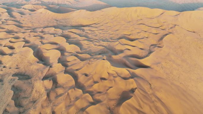 航拍内蒙古阿拉善荒漠沙漠沙丘自然风景