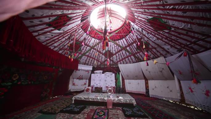 新疆牧民的毡房 毡房内部游牧民族住所