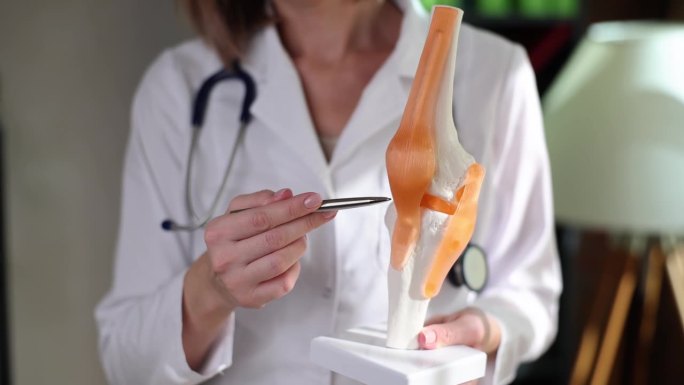 医生用笔展示人体人工膝关节的特写4k电影慢动作