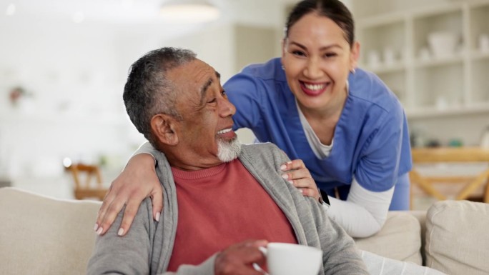 在安宁疗护中，老人和照顾者在沙发上拥抱以寻求支持、检查和同情。老人、老人和护士在养老院客厅的沙发上放