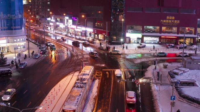 航拍长江路火车站大连站雪下雪雪天道路车流