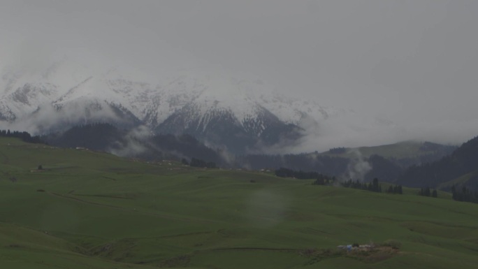延时拍摄雪山草地、云雾环绕