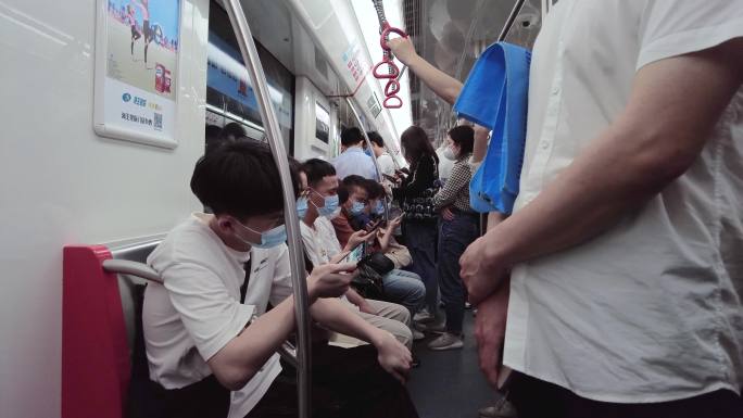 坐地铁玩手机的乘客