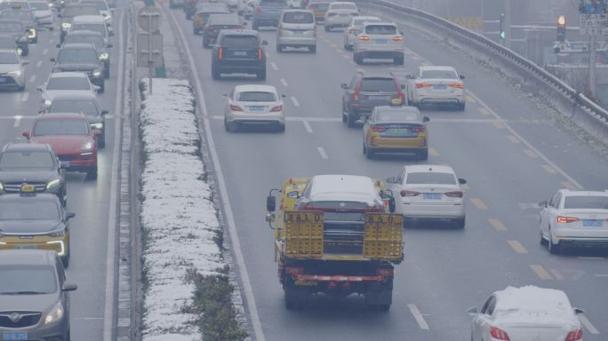 下雪天拖车工作场景