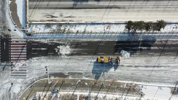 铲雪车作业航拍