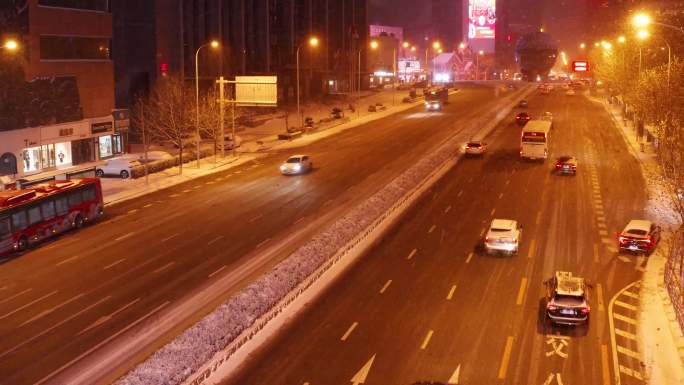 航拍中山路雪下雪雪天友好广场道路车流交通