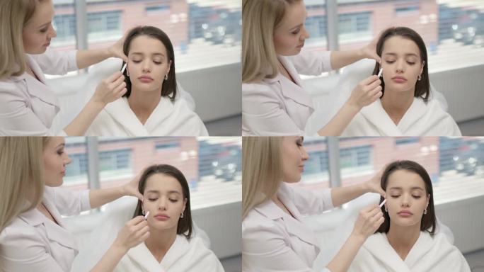 专业美容师在做美容注射前会在脸上做记号
