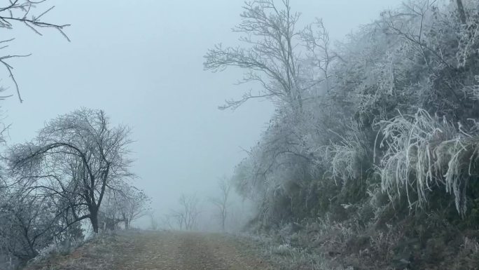 原创山顶冰冻雪景开车实拍视频