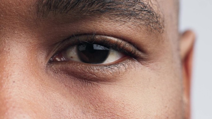 眼睛，视力和变焦与黑人肖像在工作室为健康，保健，验光或视网膜。人，隐形眼镜和白色背景的人的特写检查眼