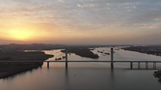 航拍冬天襄阳汉江湿地卧龙大桥夕阳落日风光