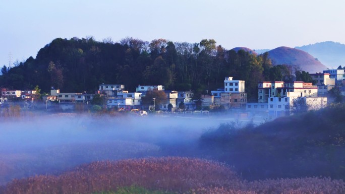 早晨云雾小山村