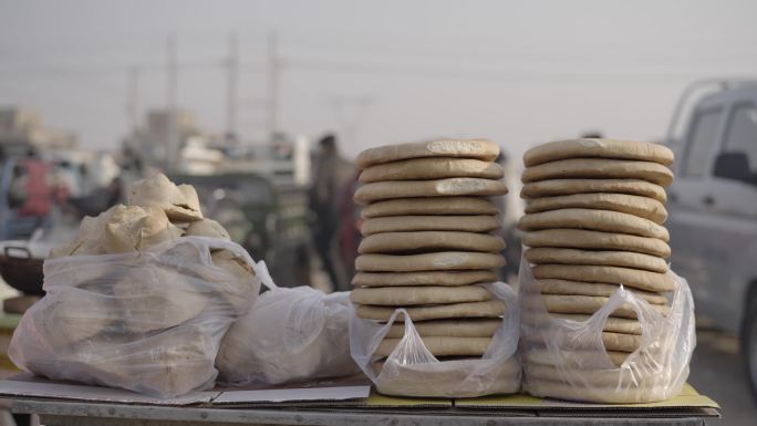 新疆吐鲁番集市美食人来人往繁忙的盛况人文