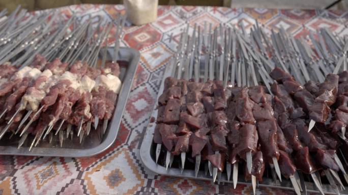 新疆吐鲁番集市美食地摊美食小吃烤羊肉串