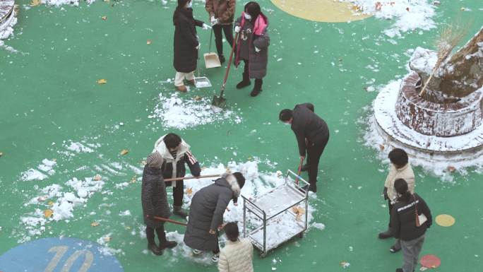 堆雪人 扫雪 幼儿园扫雪 清洁 打扫