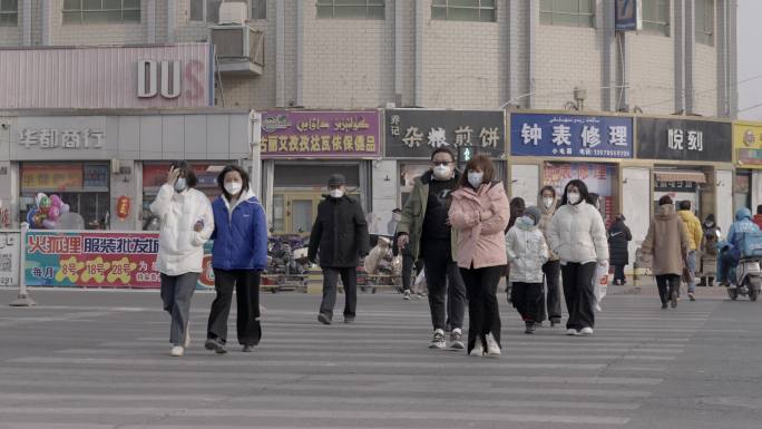 新疆吐鲁番冬天冬季街上街道走路来往的人群