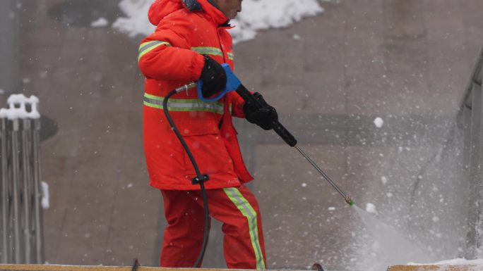 环卫工清雪扫雪工作