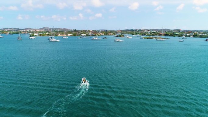 小型充气小艇穿过库拉索岛西班牙水域逆流而上，航拍全景