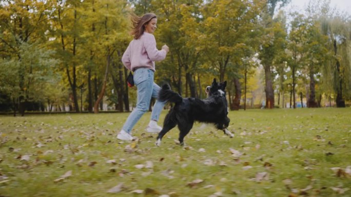 女性短跑与精神昂扬的狗增强福祉