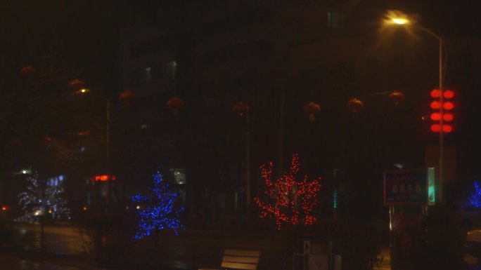 春节夜晚街道上的红灯笼