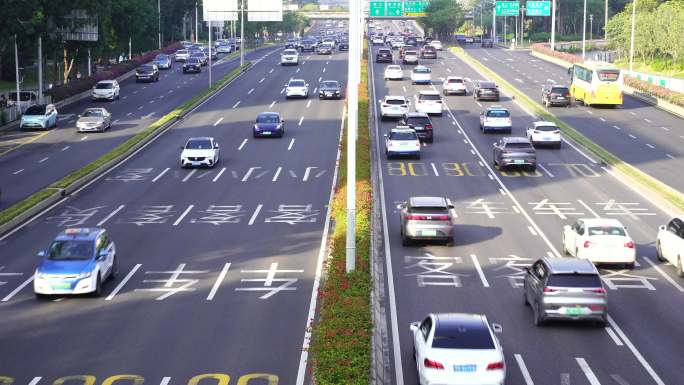 深圳道路交通滨河大道车流上下班车来车往