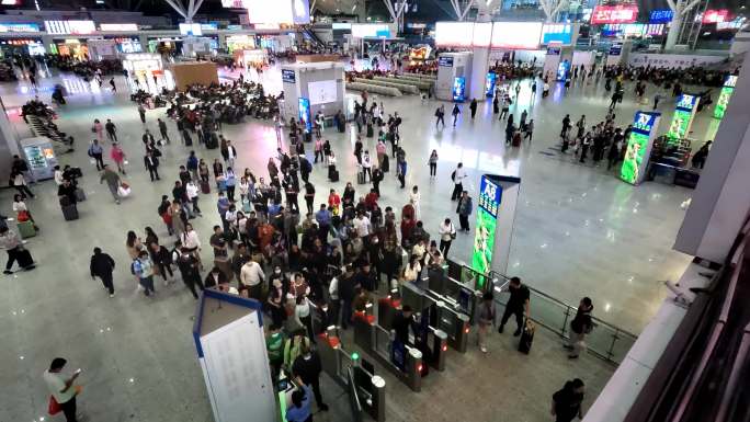 高铁动车站旅客检票乘车