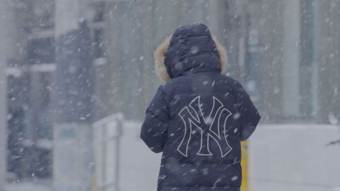 北京CBD雪天上班脚步特写下雪街道人群