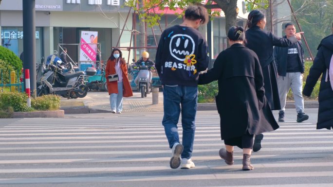 城市马路斑马线人行道行人过马路人流汽车车