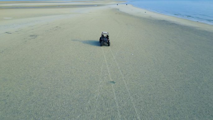 沙滩驾驶越野车奔驰在沙滩山的车子自由自在