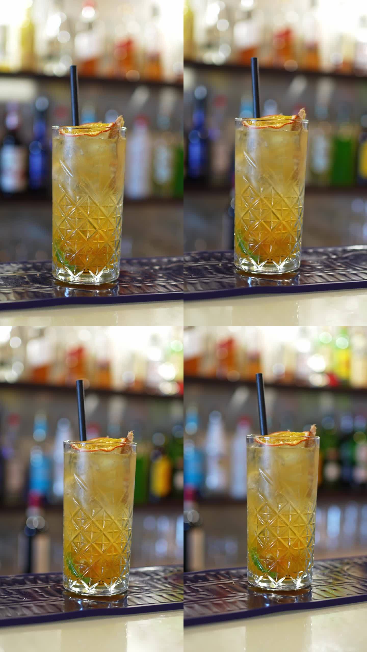 在马耳他的一个酒吧柜台上，有纹理的玻璃杯里装着清爽的生姜柠檬水鸡尾酒