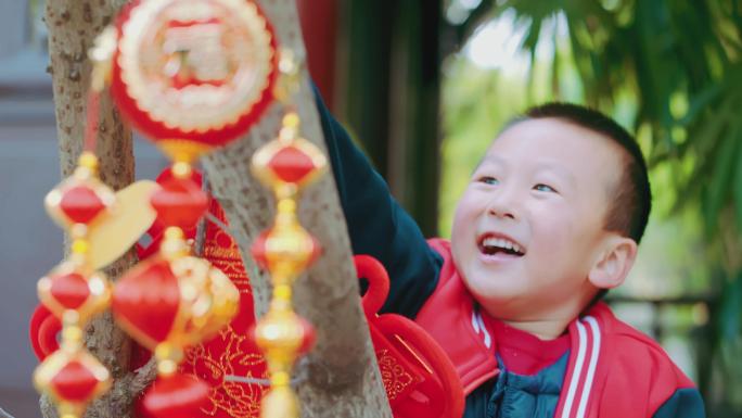 【4K】孩子迎新年树上挂中国结