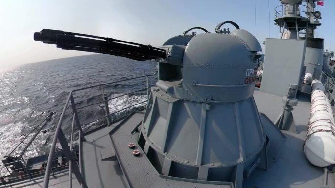 甲板上靠近军舰大炮装备的甲板上