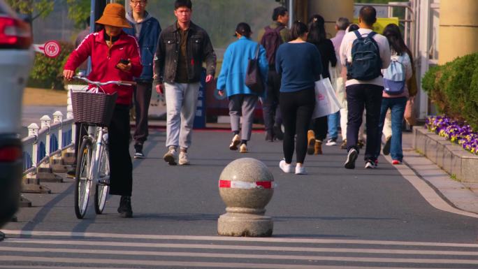 城市马路汽车车辆行驶车流斑马线人行道行人