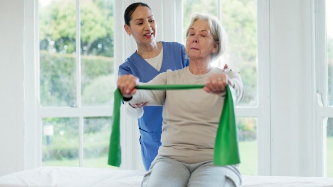 护士、老年妇女和在家用阻力带进行手臂肌肉锻炼的物理疗法。物理治疗，护理或伸展健身，康复或身体健康，训