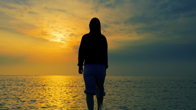 日出时分海边散步的女孩-海边情绪短片唯美