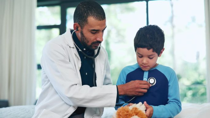 医生，男孩和听诊器在诊所与狮子玩具保健，评估和检查呼吸。医生，儿科医生和帮助孩子肺部，心脏病和健康在