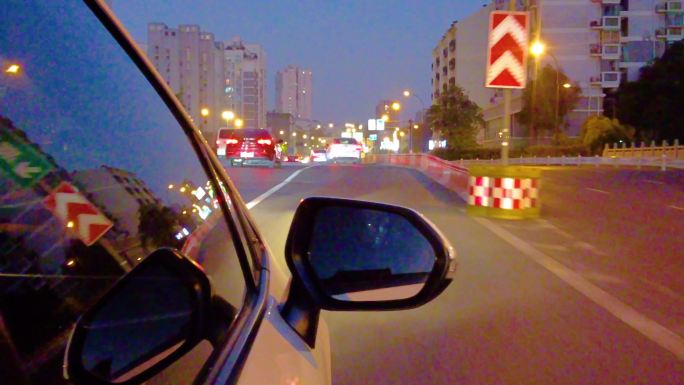 城市夜晚汽车在马路上行驶夜景视频素材