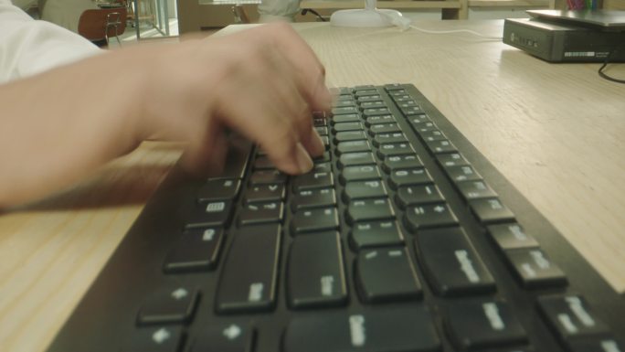 职场男人操作电脑敲击键盘点击鼠标