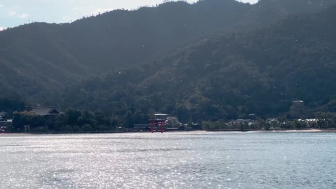 从海上看日本宫岛的大鸟居